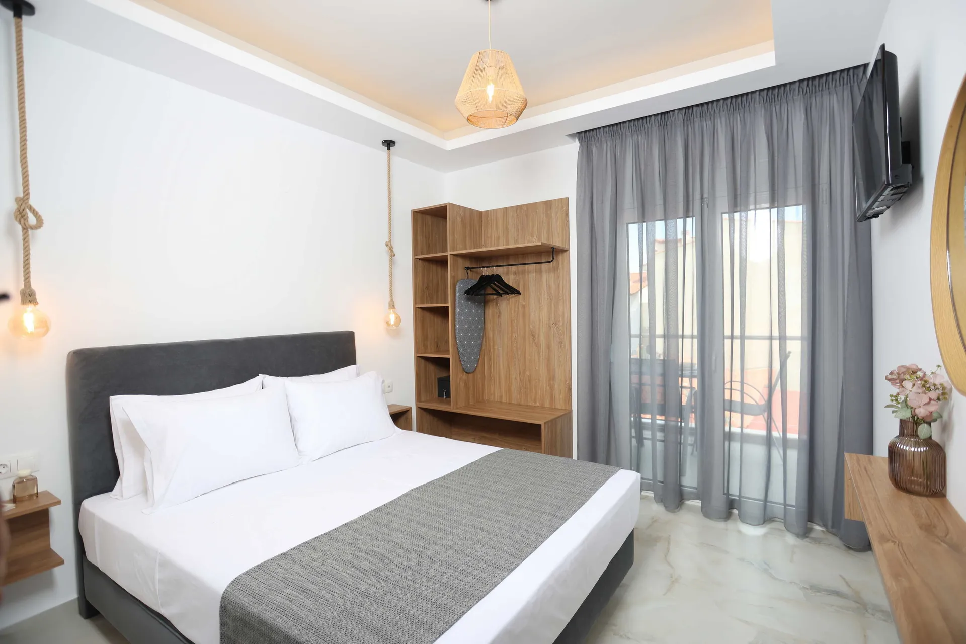 Tiara Holidays - Gregory Apartments - One Bedroom Deluxe Apartment - bedroom